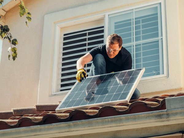 What are the dos and don'ts of installing solar panels on a UK heritage home roof?